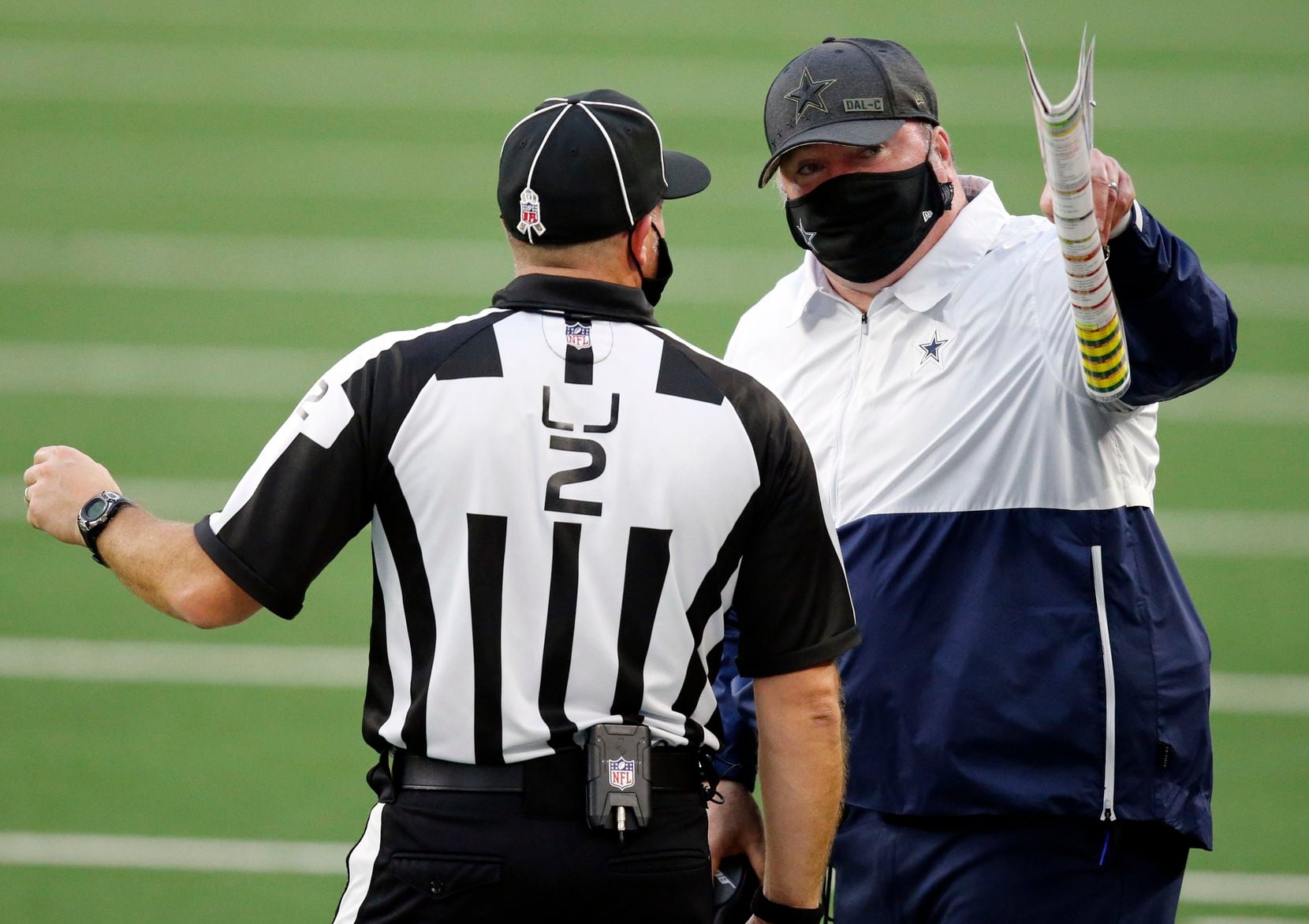 Dallas Cowboys head coach Mike McCarthy argues with line judge Bart Longson (2) during the second quarter against the Pittsburgh Steelers at AT&T Stadium in Arlington, Texas Sunday, November 8, 2020. (Tom Fox/The Dallas Morning News)