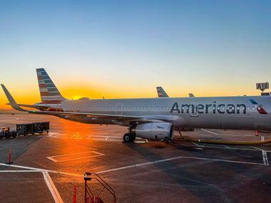 Flugzeuge von American Airlines parkten am Dienstag, den 4. Januar 2022, im Terminal A des DFW International Airport.