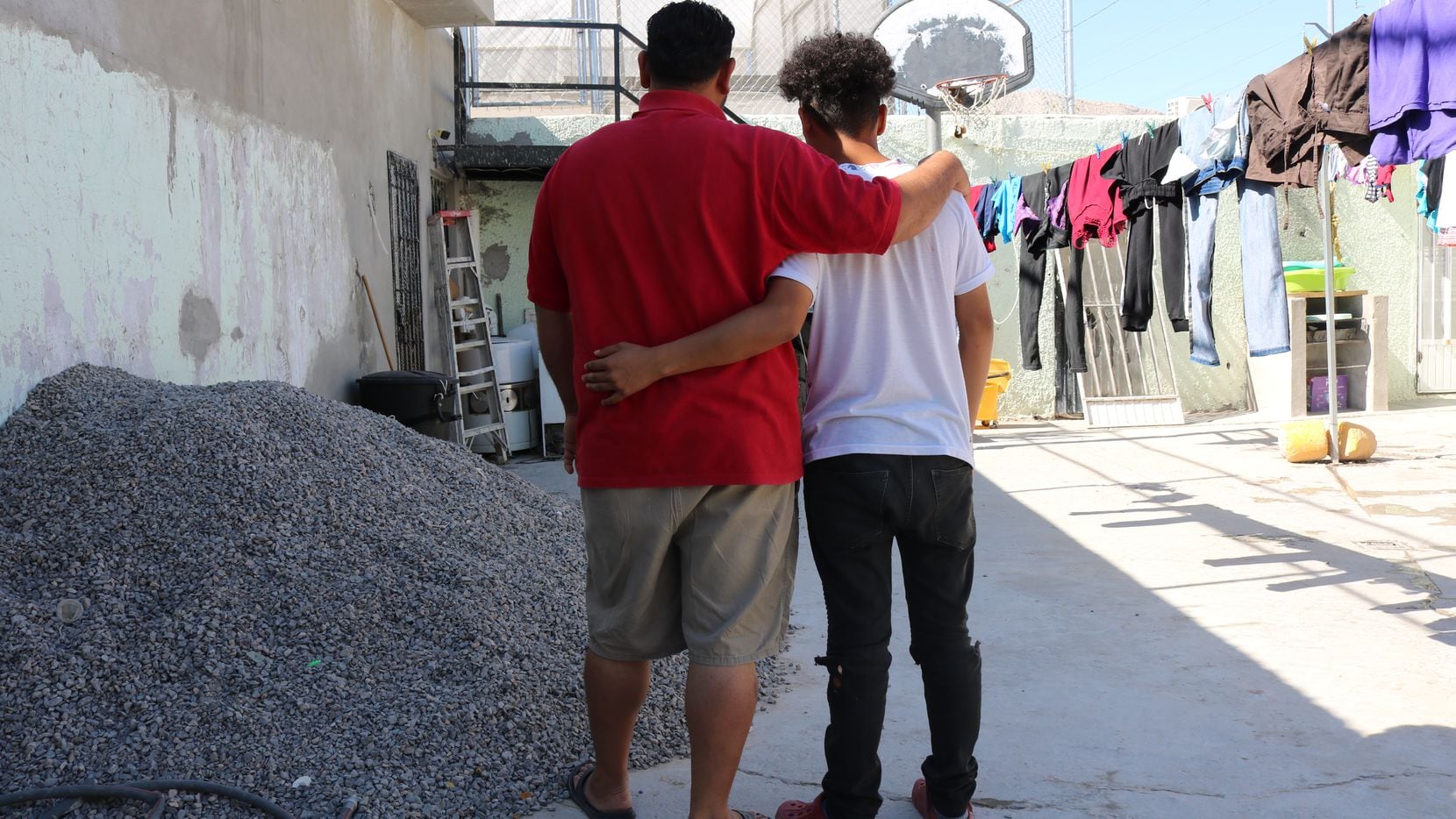 El hondureño Manuel Medina, de 37 años, junto a su hijo Nahúm en las afueras del refugio El...