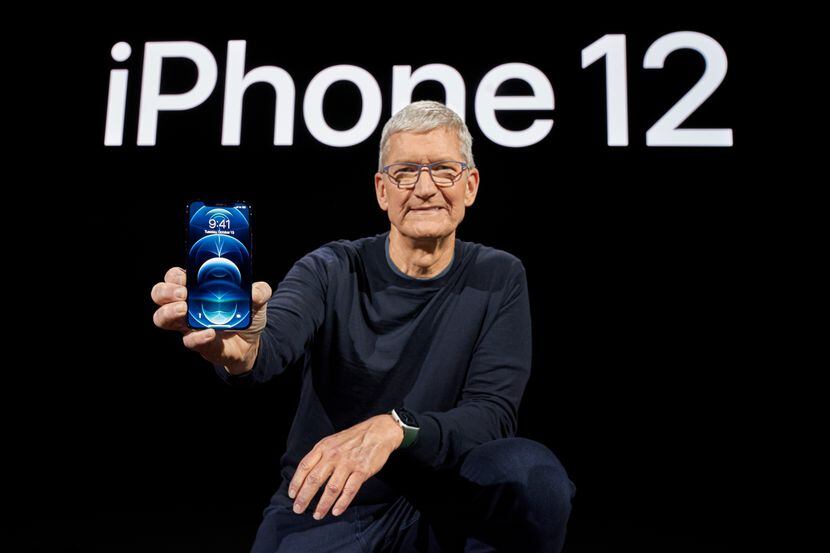 Tim Cook muestra el nuevo iPhone 12 que se ofrece sin costo a los clientes de AT&T.
