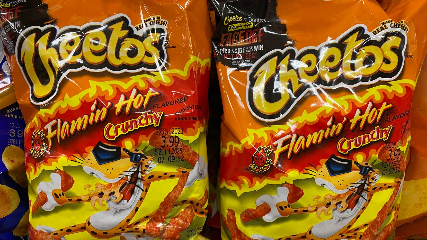 ¿Quién inventó los Flamin' Hot Cheetos? Un exempleado de Frito Lay, Richard Montañez cuya vida está siendo llevada al cine, sostiene que fue su idea, pero luego de negarlo, Frito Lay decidió matizar sus declaraciones.