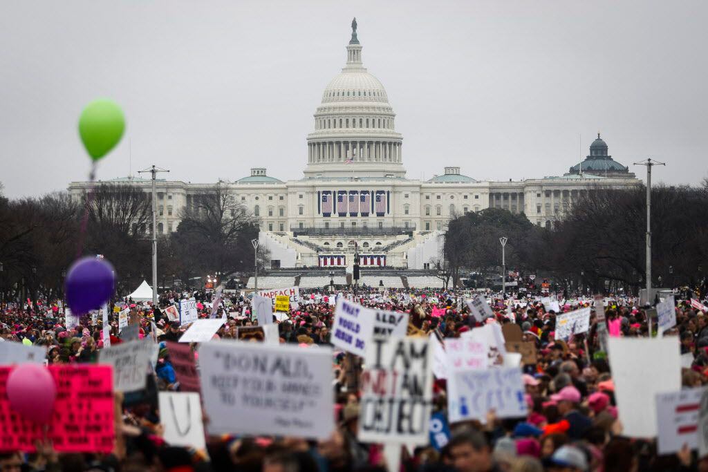 Manifestantes  se reunen en el National Mall durante el Women’s March el sábado en...