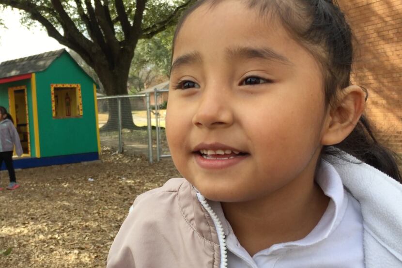Valeria Alonzo, de 5 años, quiere celebrar San Valentín con chocolates.(ANA AZPURUA/AL DÍA)
