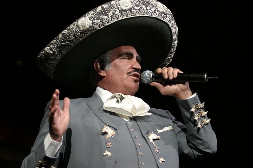 Vicente Fernández canta durante un concierto el 30 de octubre de 2005 en el American...