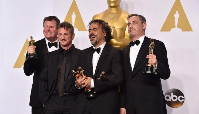 Sean Penn (segundo desde la izq.) junto a Alejandro González Iñárritu, ganador del Oscar por...