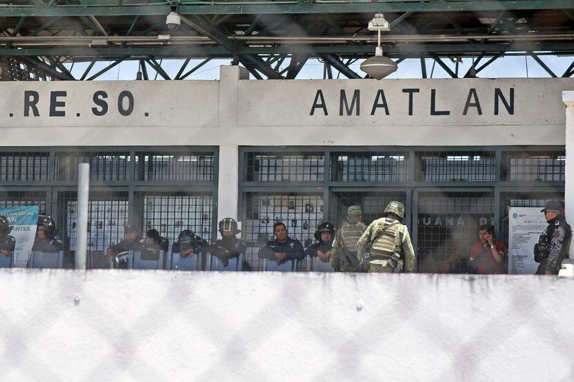 Soldados y policías resguardan la entrada al penal “La Toma” en Amatlán de los Reyes en el...