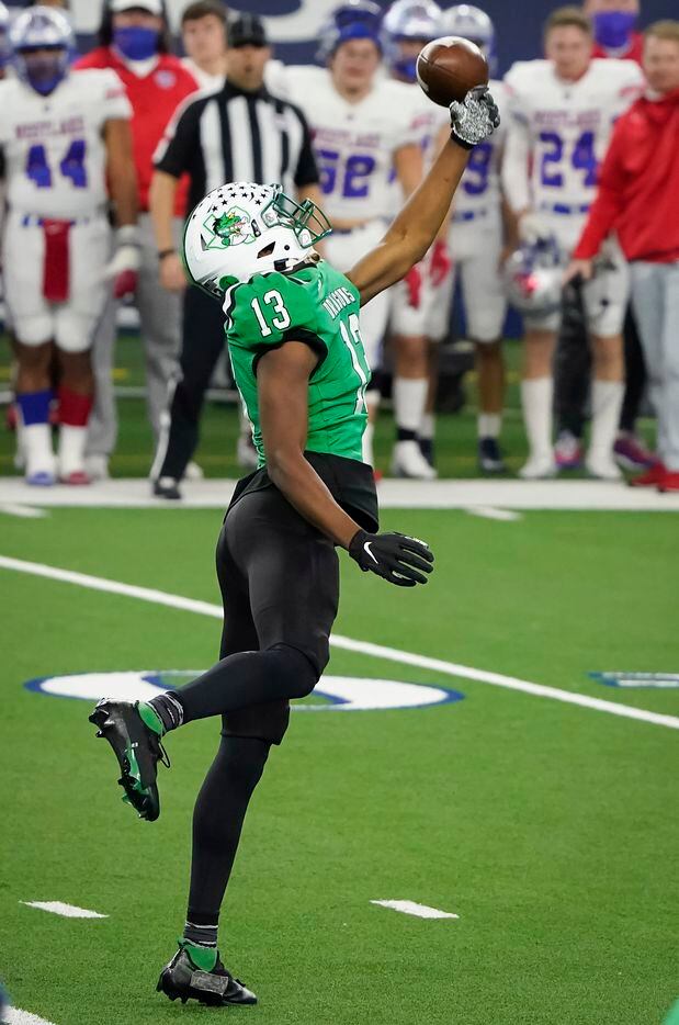 A pass goes of the hands of Southlake Carroll tight end RJ Maryland on a fourth down play during the third quarter of the Class 6A Division I state football championship game against Austin Westlake at AT&T Stadium on Saturday, Jan. 16, 2021, in Arlington, Texas. (Smiley N. Pool/The Dallas Morning News)