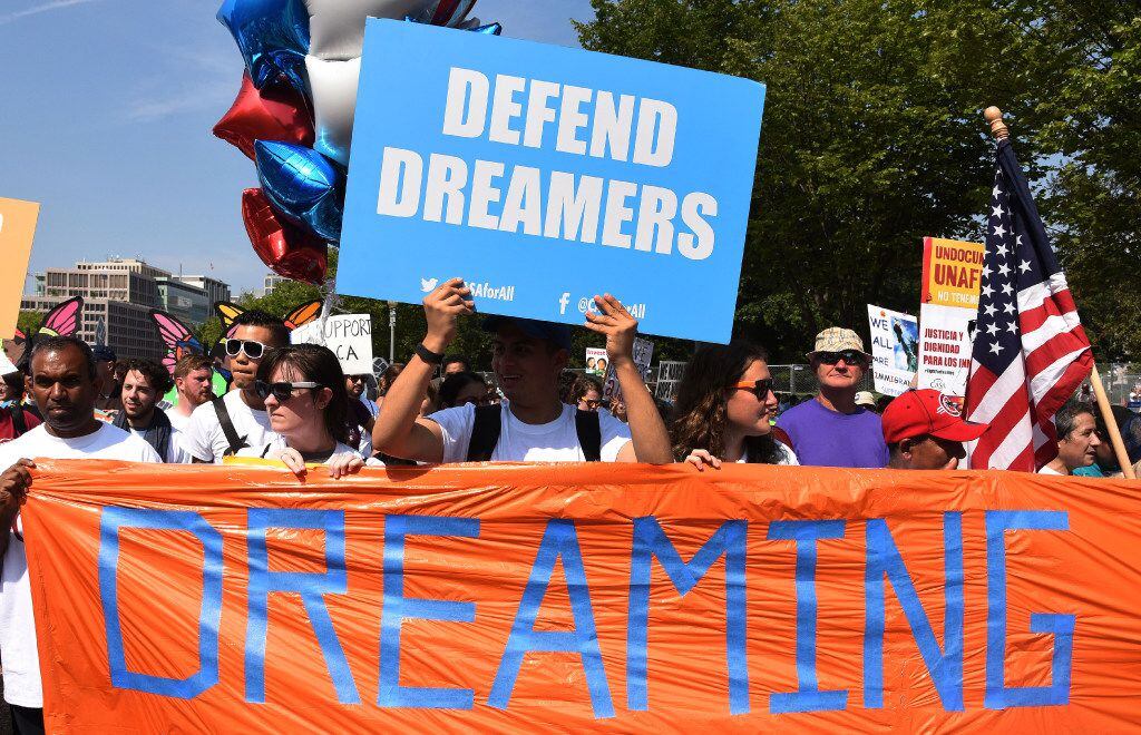 Manifestantes piden que no se corte el programa DACA que protege a dreamers, en una protesta...