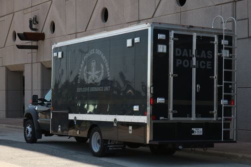 El vehículo de la unidad de explosivos del departamento de policía de Dallas respondió a la...