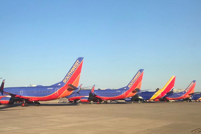 Aviones Boeing 737 de Southwest Airlines estacionados en el aeropuerto Love Field de Dallas,...