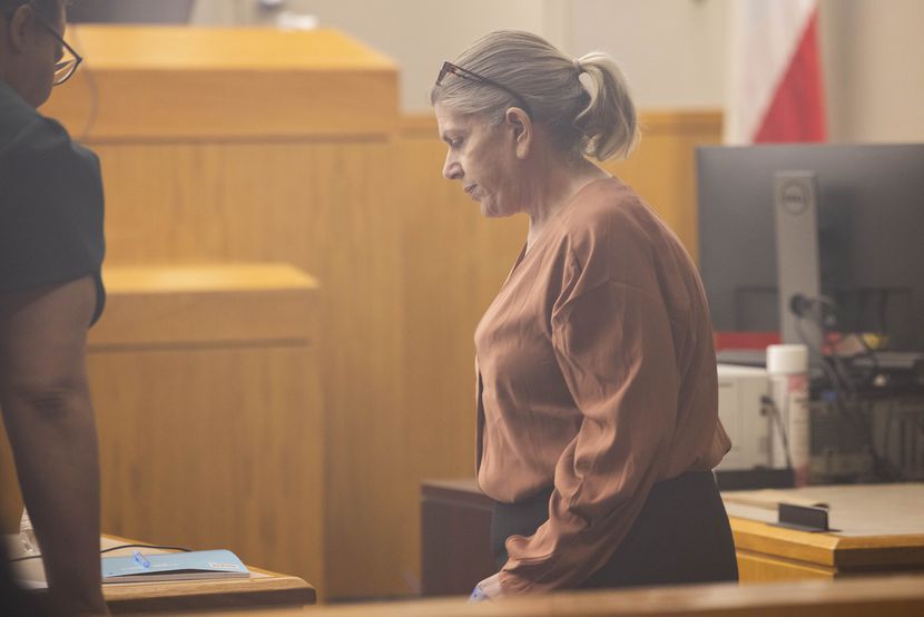 Lisa Dykes, de 60 años, es acusada de asesinar a Marisela Botello-Valadez, de 23 años, en 2020.