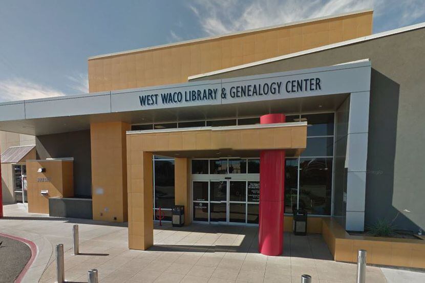 Una mujer de la tercera edad se quedó atrapada en una biblioteca en Waco, Texas.
