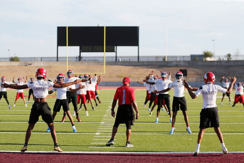 El equipo de futbol americano de Carter High School football en una práctica del 6 de agosto...