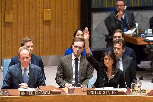 La embajadora de EEUU en la ONU, Nikki Haley, vota en el Consejo de Seguridad contra una...