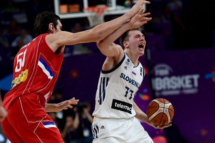 Luka Doncic (der.) es el principal prospecto en el próximo draft de la NBA. (AFP/Getty...