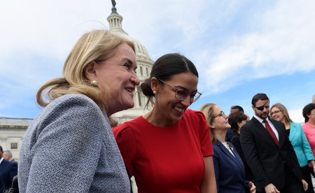 AOC raises $ 2 million for Texans, visiting Houston while Ted Cruz embroiled in fury over Cancun trip