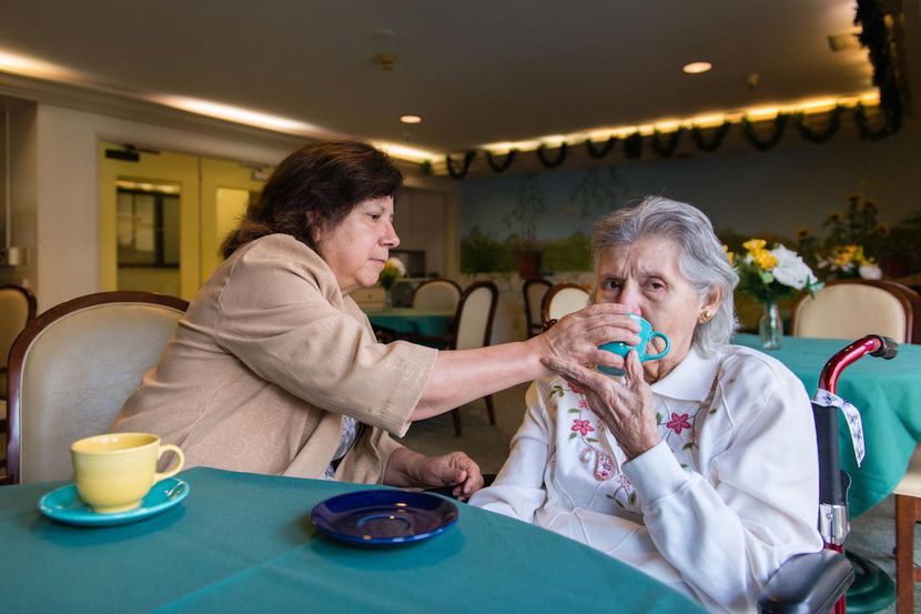 Bárbara Márquez, de 61 años de edad, toma un café con su mamá, Florence Márquez, de 85 años,...
