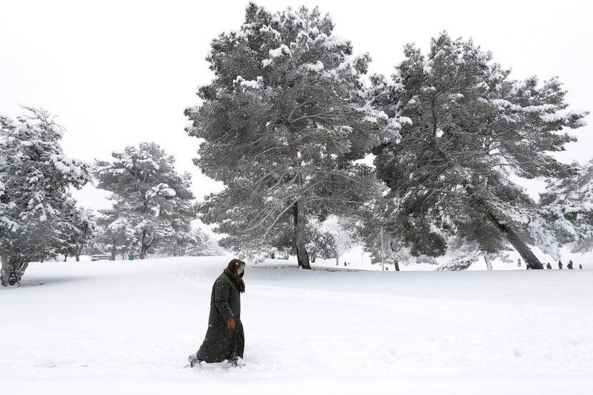Judith Fourzan camina por Memorial Park en El Paso. Una inusual nevada de varias pulgadas...
