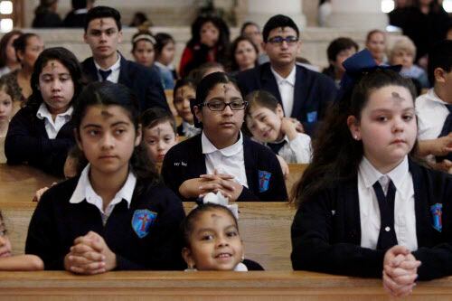Un grupo de estudiantes durante la misa de Miércoles de Ceniza en la iglesia de Santa Clara,...