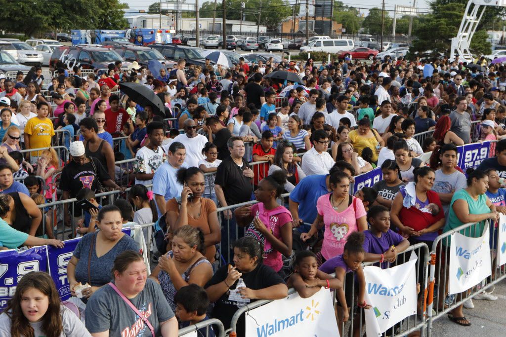 Thousands of Dallas families line up for free school supplies at Mayor