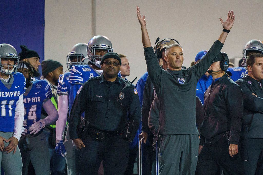 Memphis head coach Mike Norvell reacts in the final moments of the second half of an NCAA...