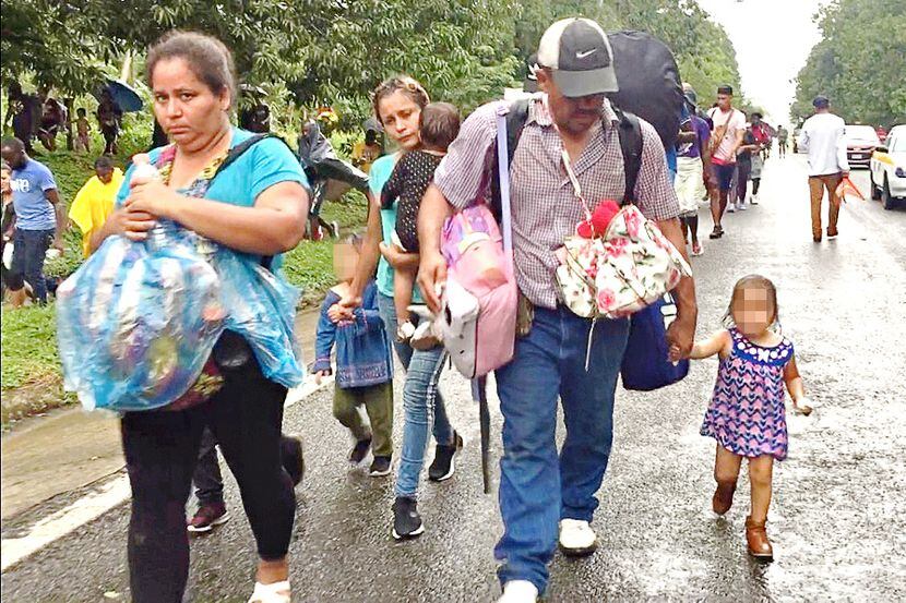 Para aligerar el viaje, Nilton, migrante que atraviesa México junto con su familia rumbo a...