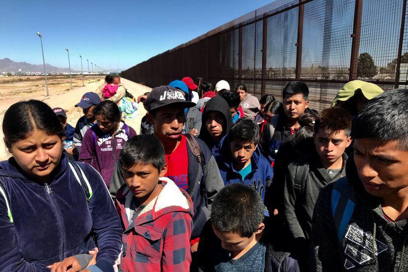 Un grupo dei nmigrantes que se entregó a la Patrulla Fronteriza en Ysleta, cerca de El Paso....