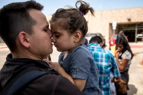 Onan, de 27 años, y su hija Sofía, de 3, en un refugio de McAllen. La presión para procesar...