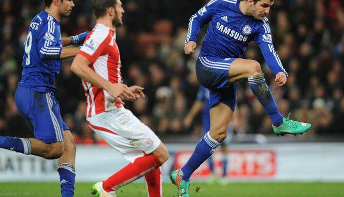 Cesc Fabregas (der.) y el Chelsea se enfrentan al West Ham el viernes. (AP/RUI VIEIRA)
