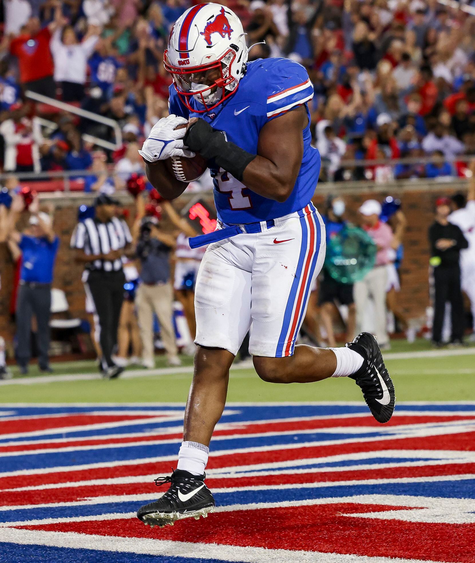 Southern Methodist Mustangs running back Tre Siggers (4) scores a touchdown during the...