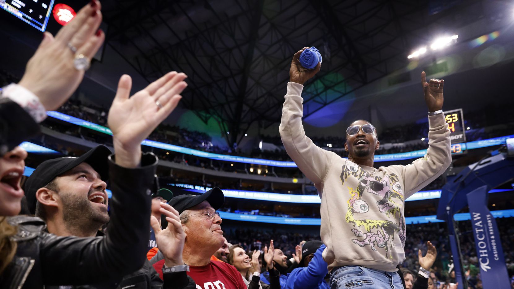 Actor Jamie Foxx acknowledges cheers from the fans as he's introduced during the first half of the Dallas Mavericks-Washington Wizards game at the American Airlines Center in Dallas, November 27, 2021. (Tom Fox/The Dallas Morning News)
