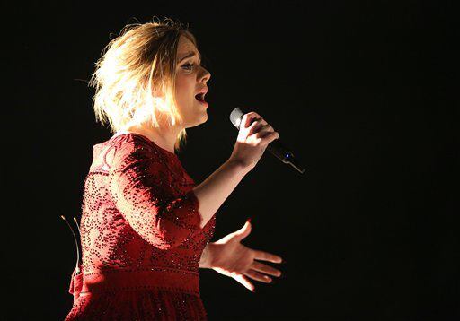 Adele señaló a espectadora que la grababa en concierto en Italia /AP

