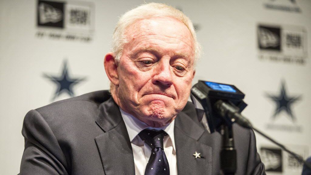 El dueño de los Cowboys de Dallas, Jerry Jones, no está contento con la decisión del...