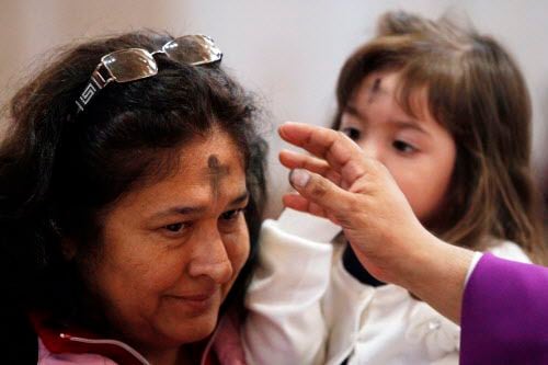 María Gallo recibe la cruz de ceniza a cargo del padre Cruz Calderón, en la iglesia Santa...