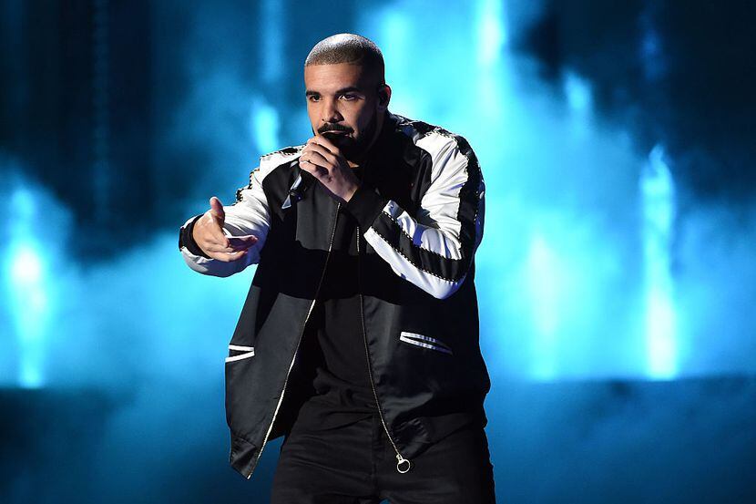 Drake durante un concierto como parte del iHeartRadio Music Festival en 2016 en Las Vegas,...