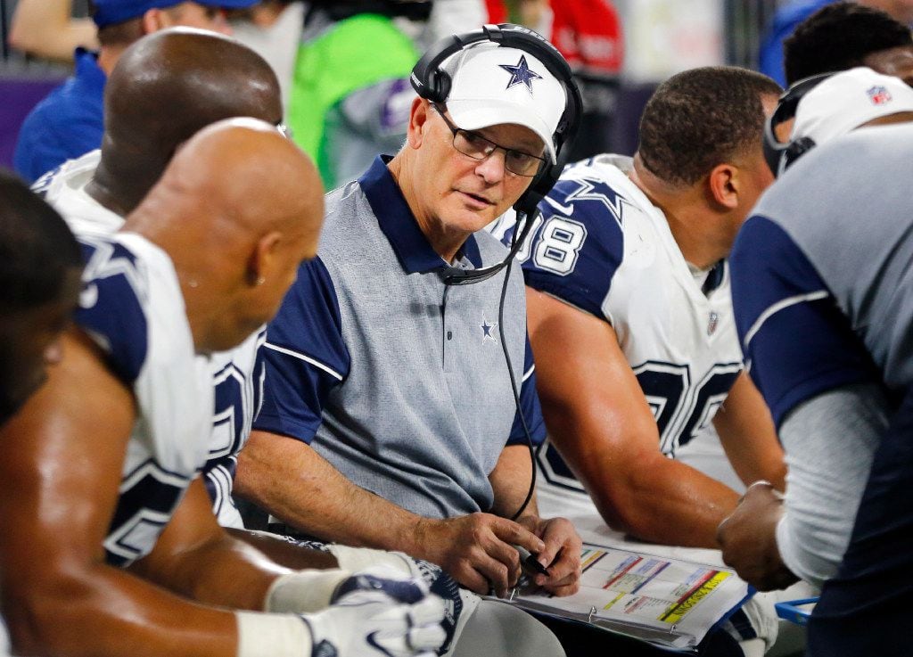 Dallas Cowboys defensive coordinator Rod Marinelli (center) visits with his players on the bench during the third  quarter against the Minnesota Vikings at U.S. Bank Stadium in Minneapolis, Minnesota, Thursday, December 1, 2016. (Tom Fox/The Dallas Morning News)