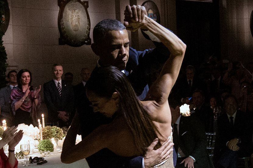 El presidente Barack Obama baila tango durante una cena de estado en el Centro Cultural...