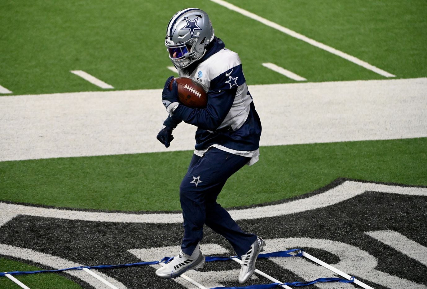 Dallas Cowboys running back Ezekiel Elliott (21) goes through drills during Dallas Cowboys...