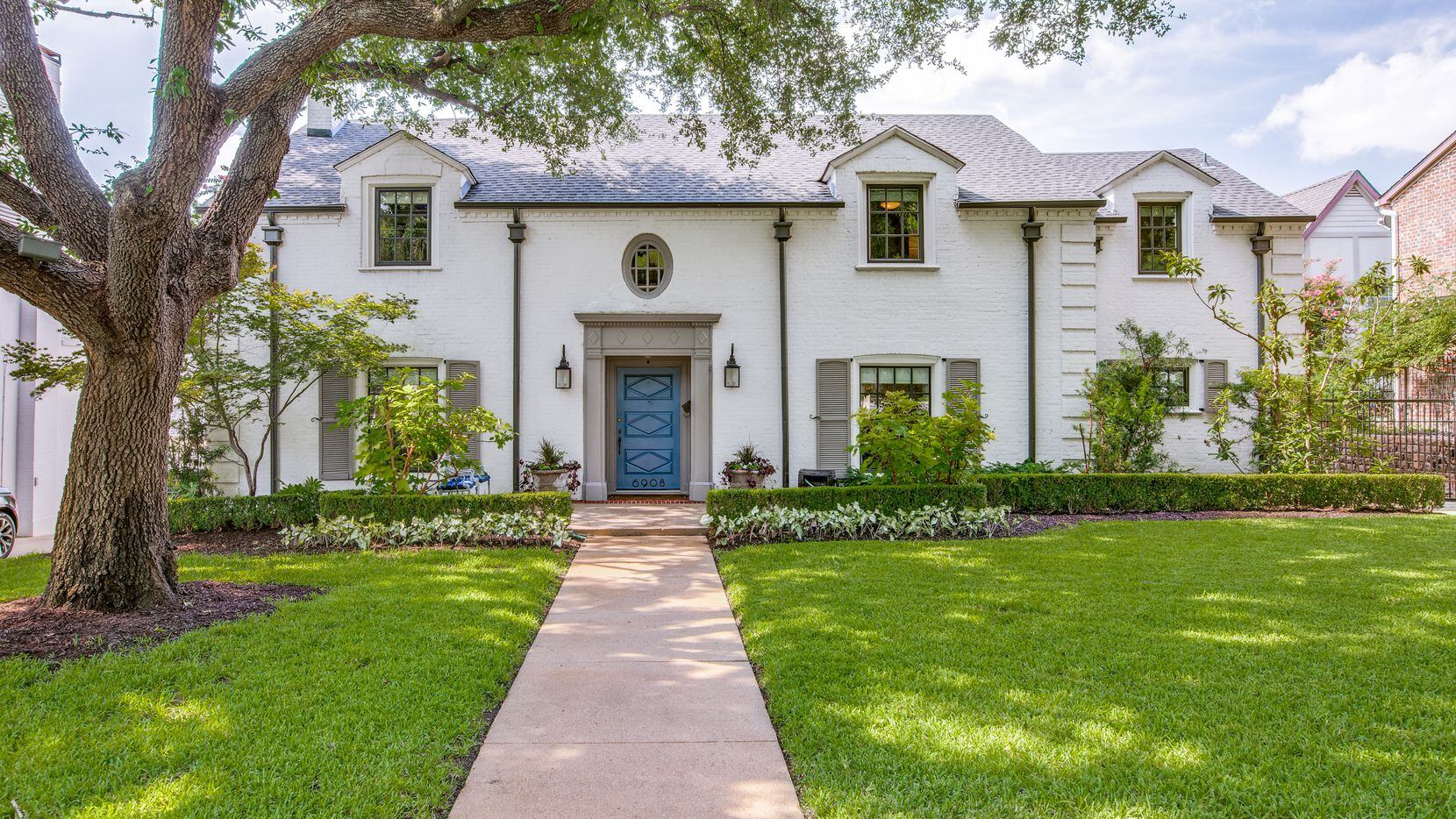 Take a look at the home at 6908 Lakeshore Drive in Dallas.