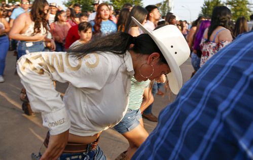 Olga López, de 15 años, en la rueda de baile que abrió el Huapango Fest Block Party el...