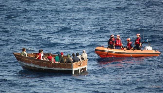 Miembros de la Guardia Costera de Estados Unidos se acercan a una balsa con inmigrantes...