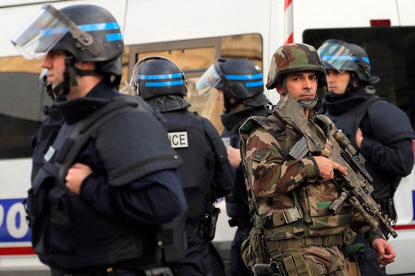 Policías y soldados patrullan las calles de Saint-Denis, luego de un operativo plicial en el...