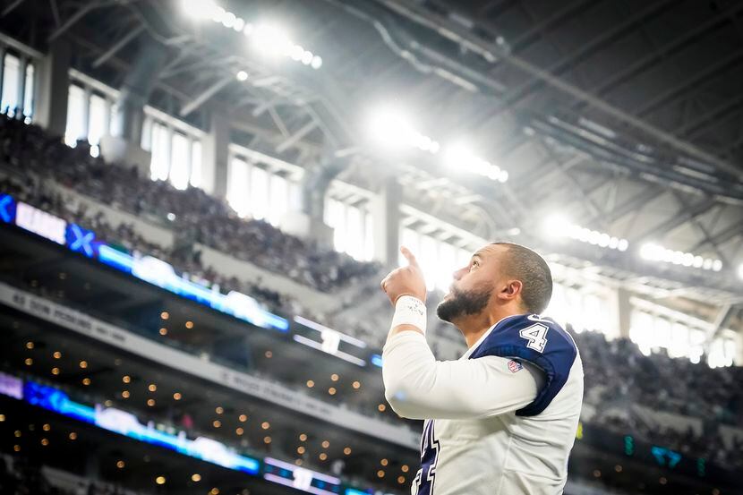 El mariscal de los Cowboys de Dallas, Dak Prescott, señala a las gradas del AT&T Stadium...