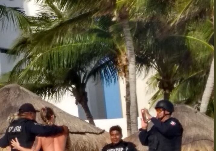 Policías de Quintana Roo fueron captados tomándose fotos el domingo con turistas extranjeras...