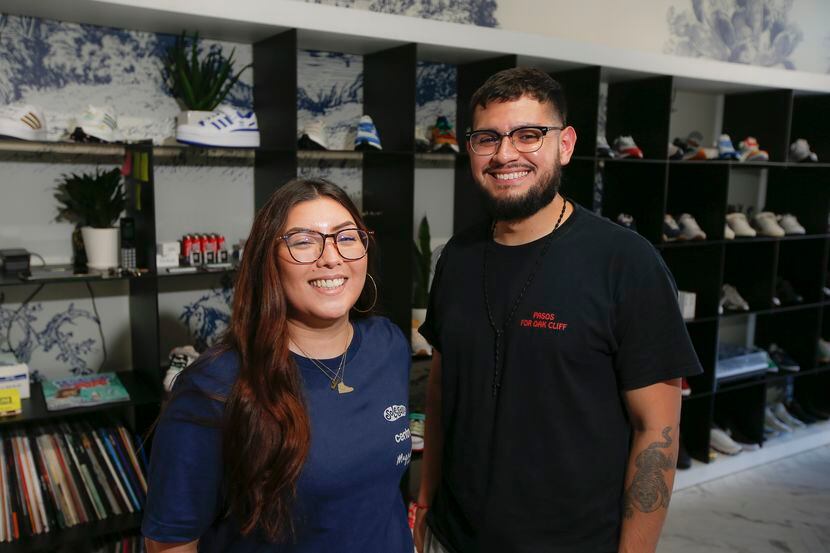 Alejandra Zendejas, y Jesse Acosta son los fundadores de Pasos for Oak Cliff que regala...