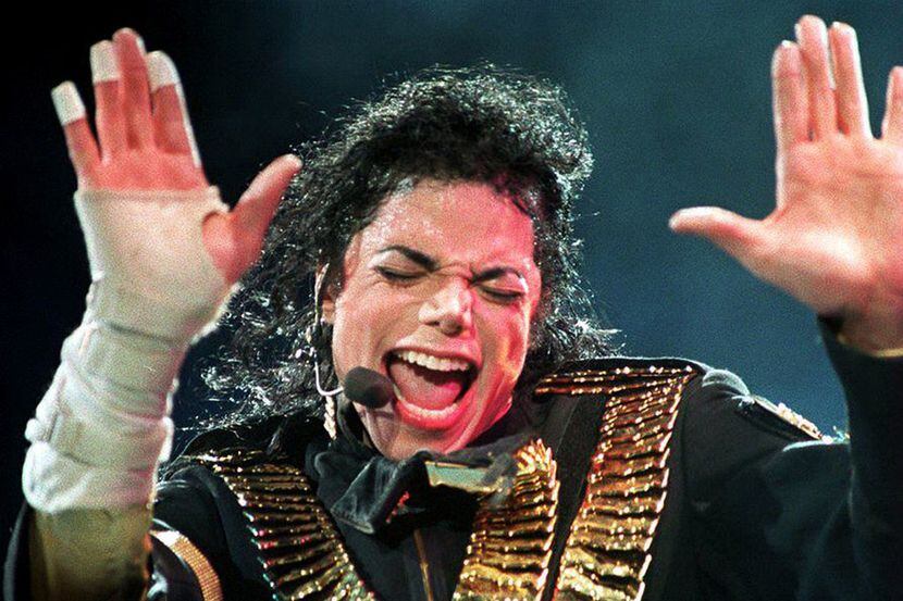 En esta imagen de archivo se ve a Michael Jackson en el escenario en Singapur el 31 de...