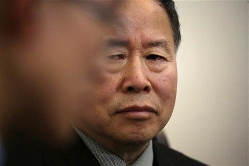 El viceministro norcoreano de Exteriores, Han Song Ryol, escucha a un traductor durante una...