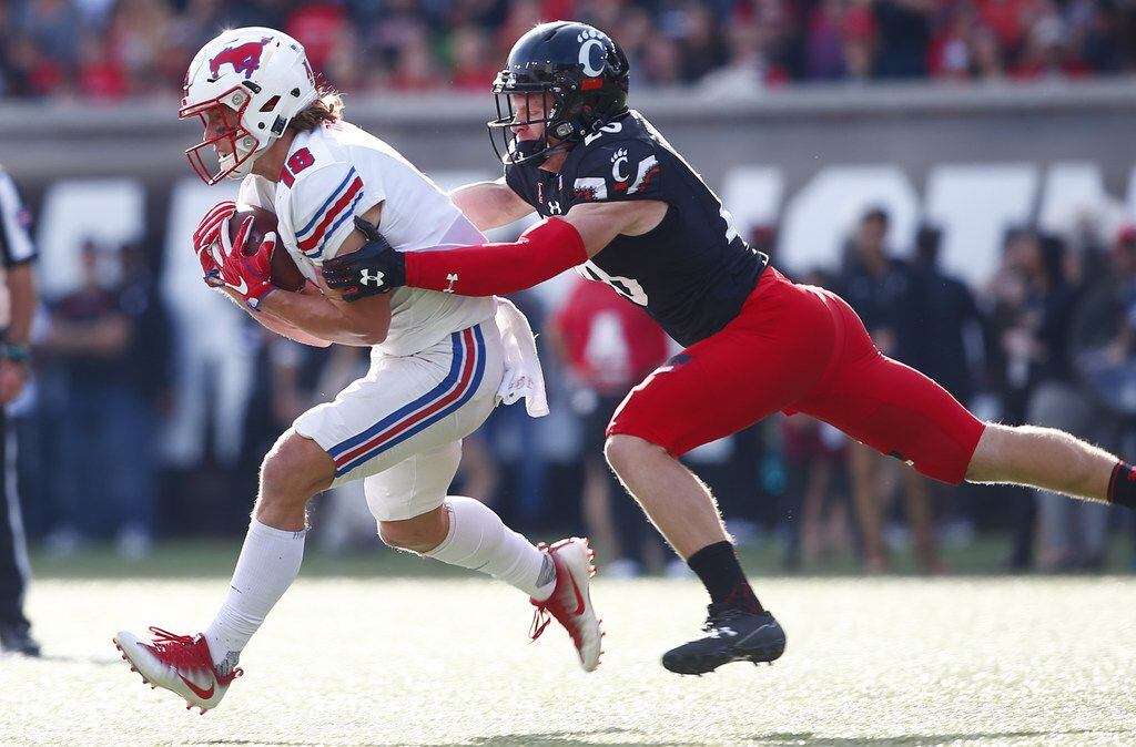 CINCINNATI, OH - OCTOBER 21: Trey Quinn #18 of the Southern Methodist Mustangs catches the...
