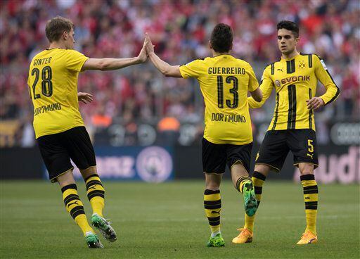 El jugador de Borussia Dortmund, Marc Bartra, derecha,  resultó herido en una explosión...