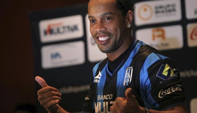 Ronaldinho durante su presentación con el Querétaro.   ——-  Ronaldinho durante su...